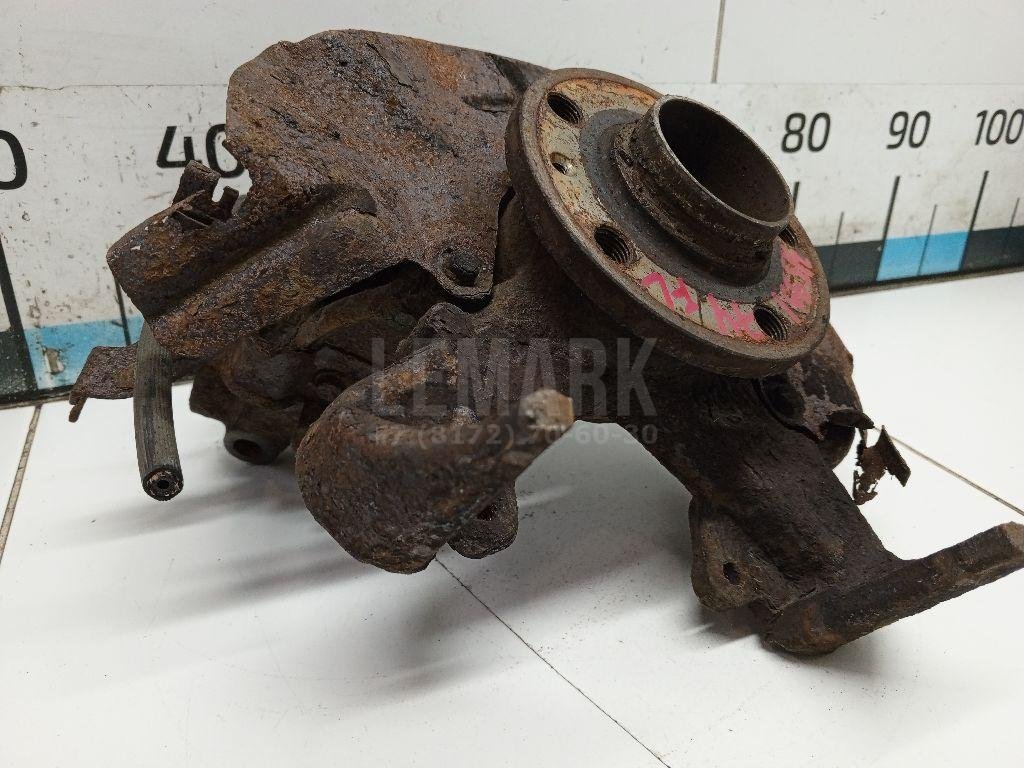 Кулак поворотный передний левый