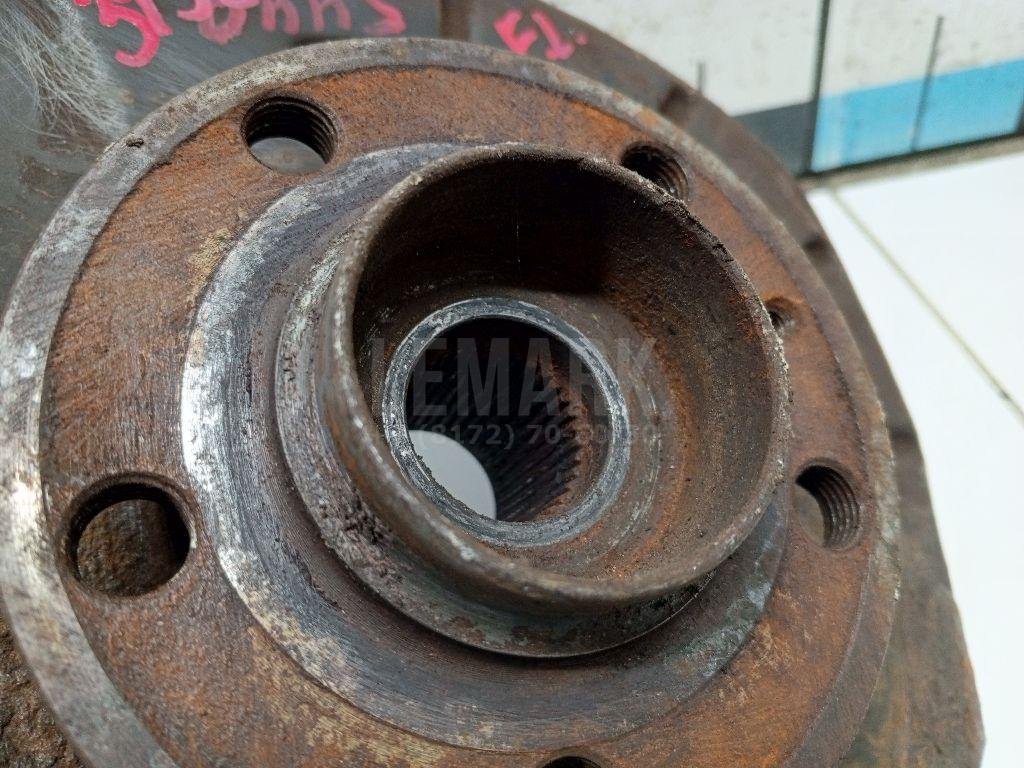 Кулак поворотный передний левый