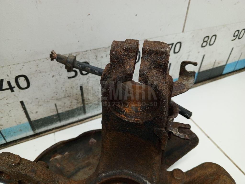 Кулак поворотный передний левый