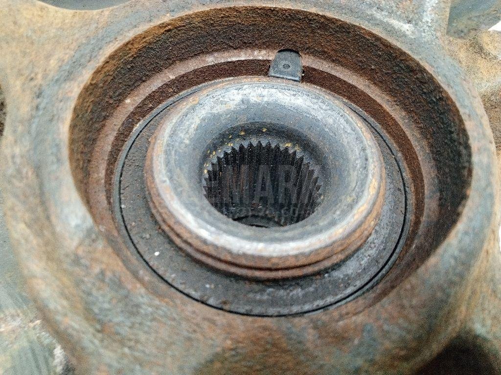 Кулак поворотный передний левый