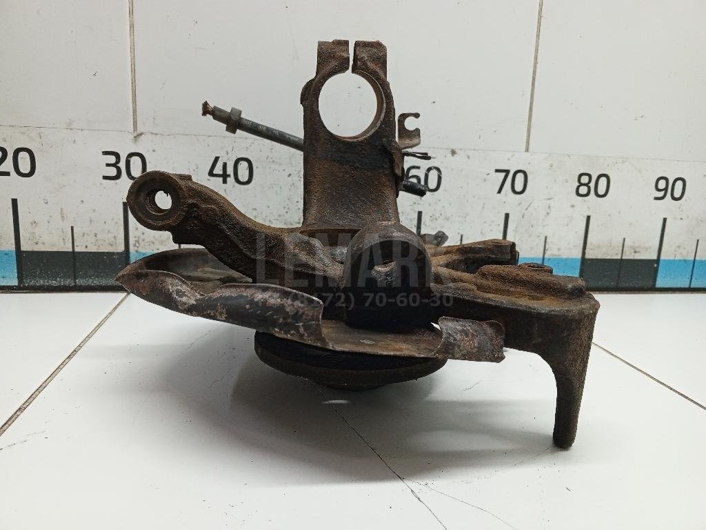Кулак поворотный передний левый