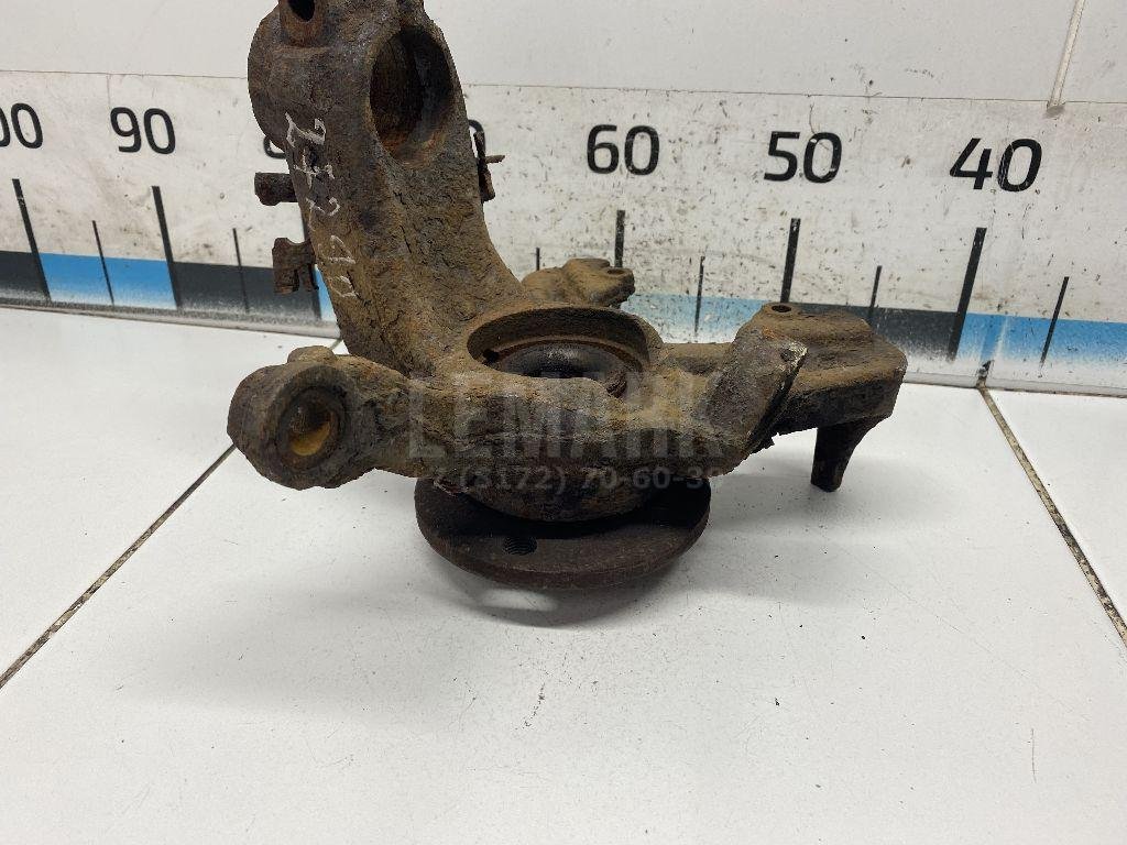 Кулак поворотный передний левый