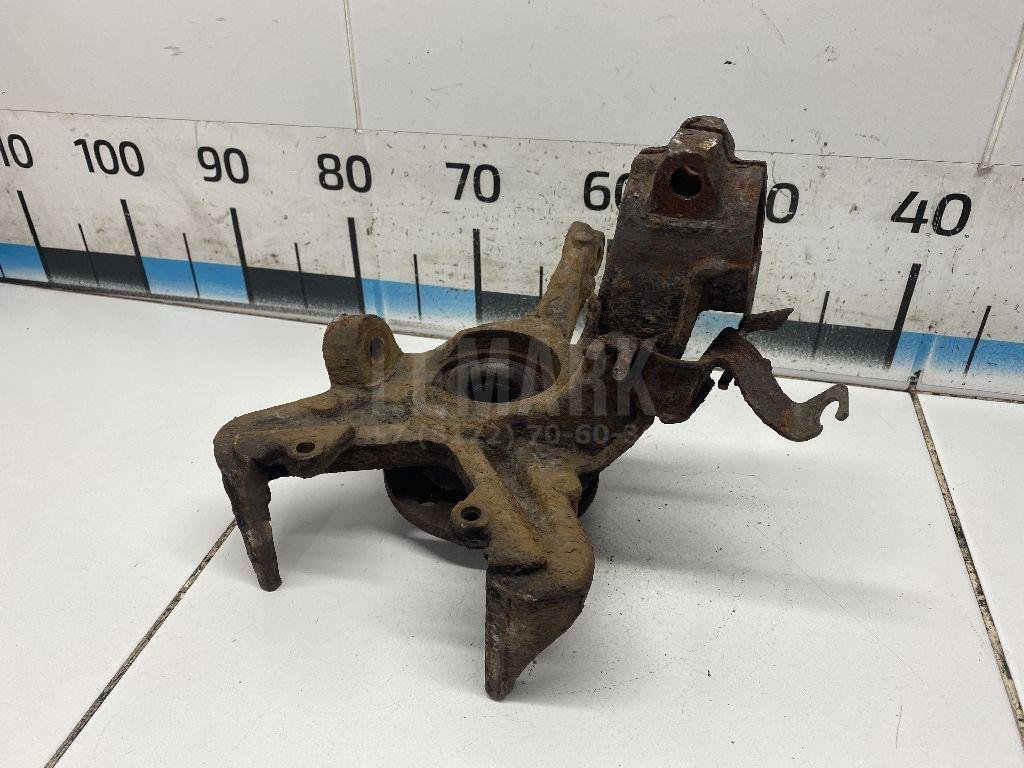 Кулак поворотный передний левый