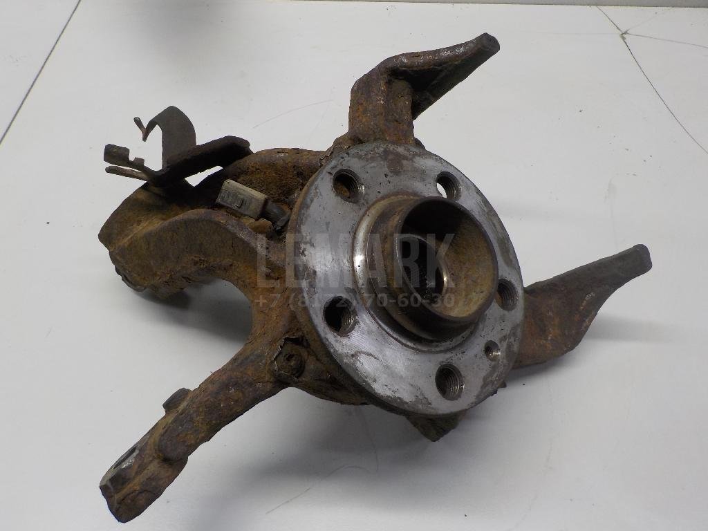 Кулак поворотный передний правый