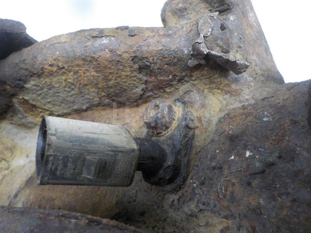 Кулак поворотный передний правый