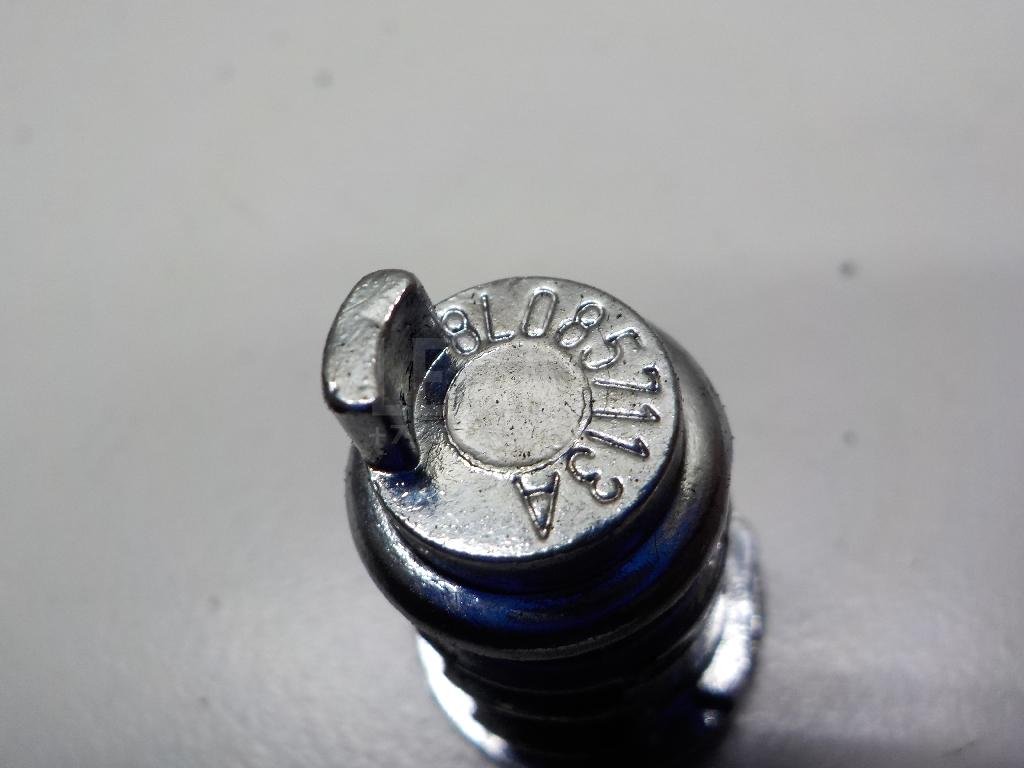 Вставка замка бардачка