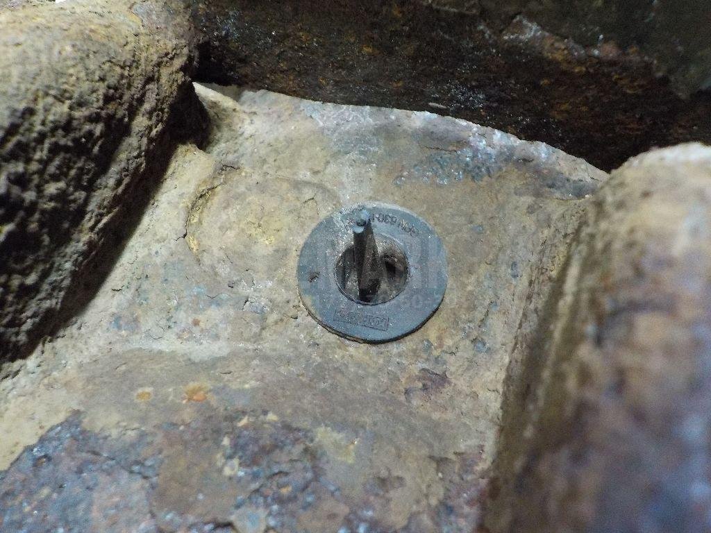 Кулак поворотный передний правый