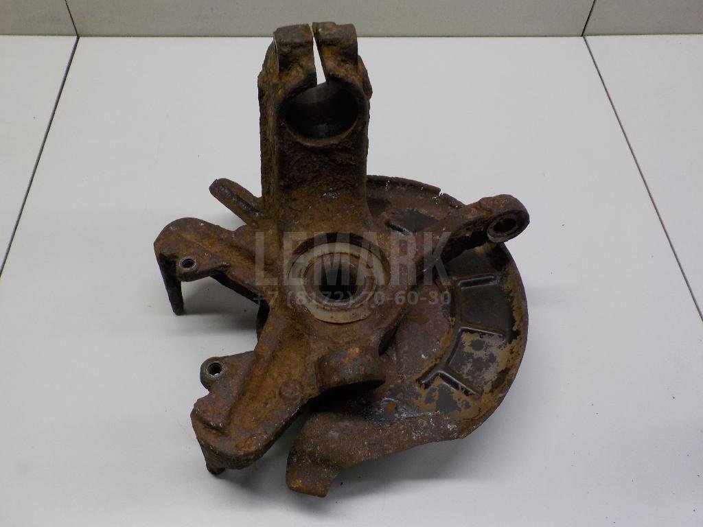 Кулак поворотный передний правый