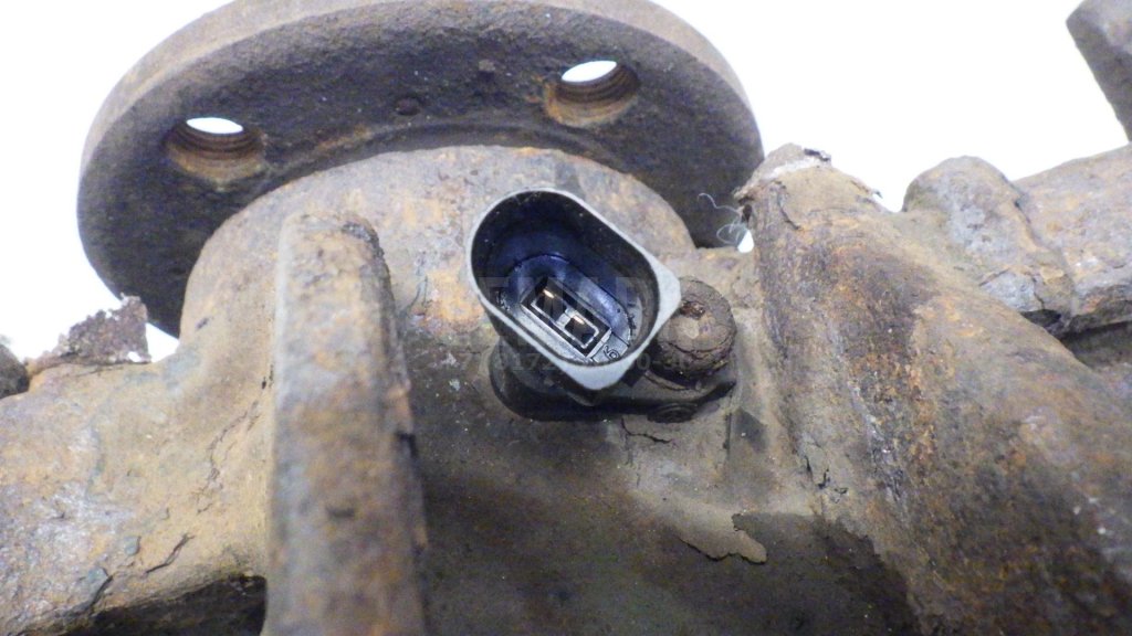 Кулак поворотный передний левый