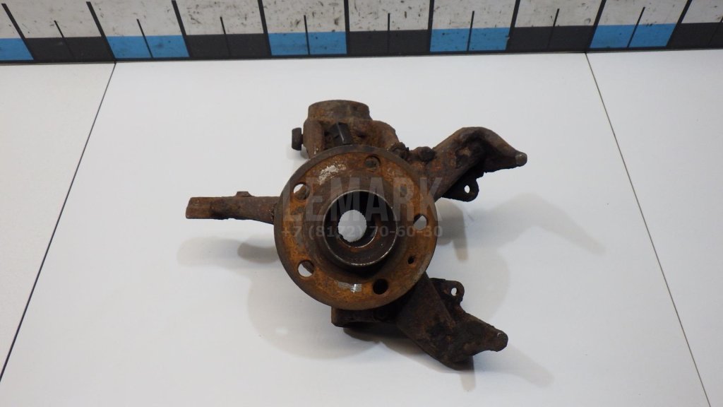 Кулак поворотный передний правый