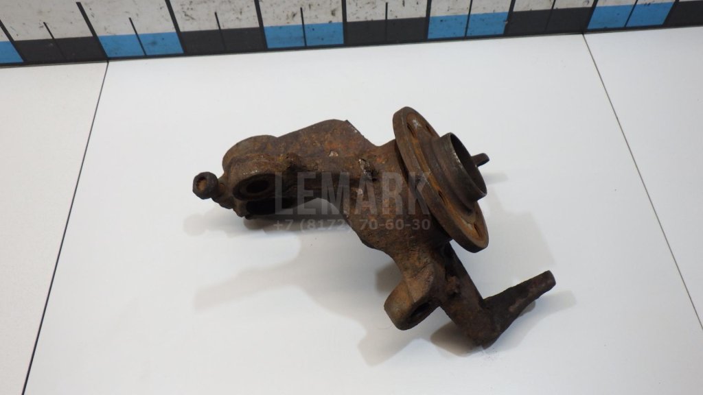 Кулак поворотный передний правый