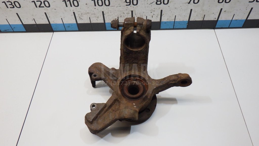 Кулак поворотный передний правый