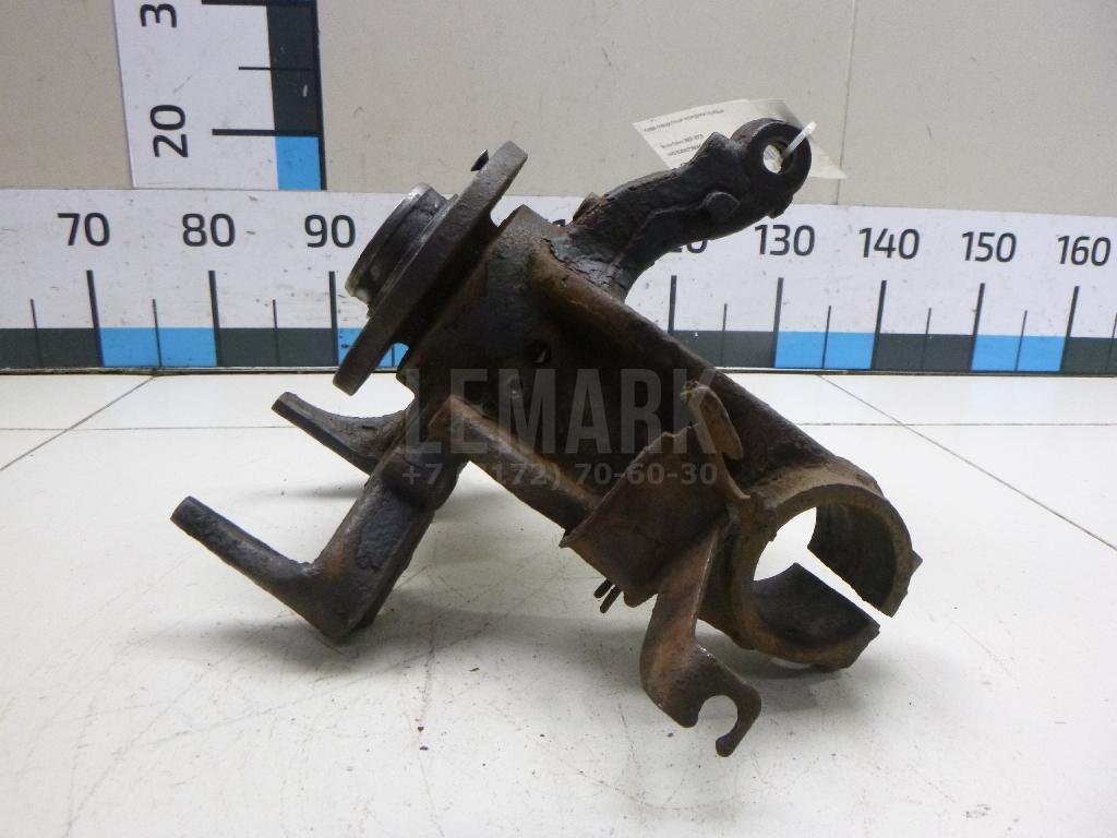 Кулак поворотный передний правый