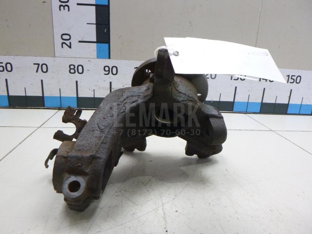 Кулак поворотный передний правый