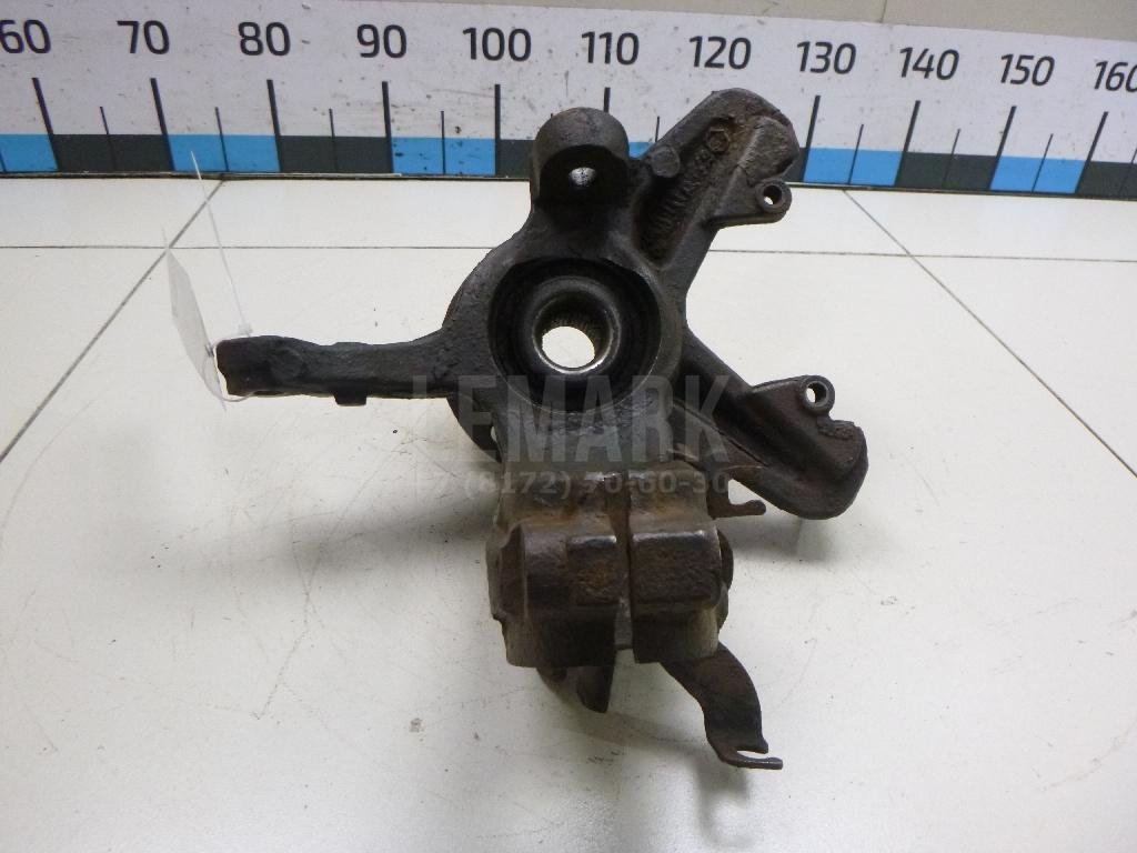 Кулак поворотный передний правый