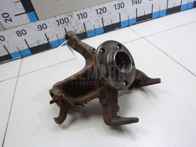 Кулак поворотный передний левый