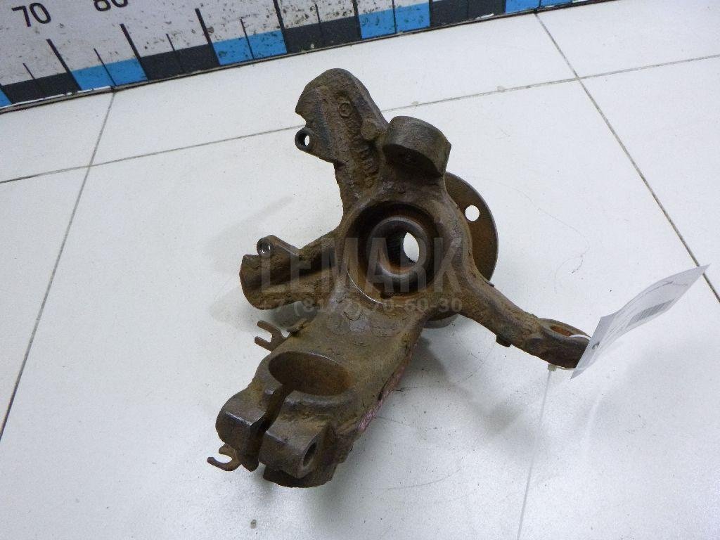 Кулак поворотный передний левый