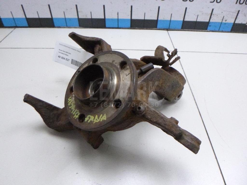 Кулак поворотный передний левый