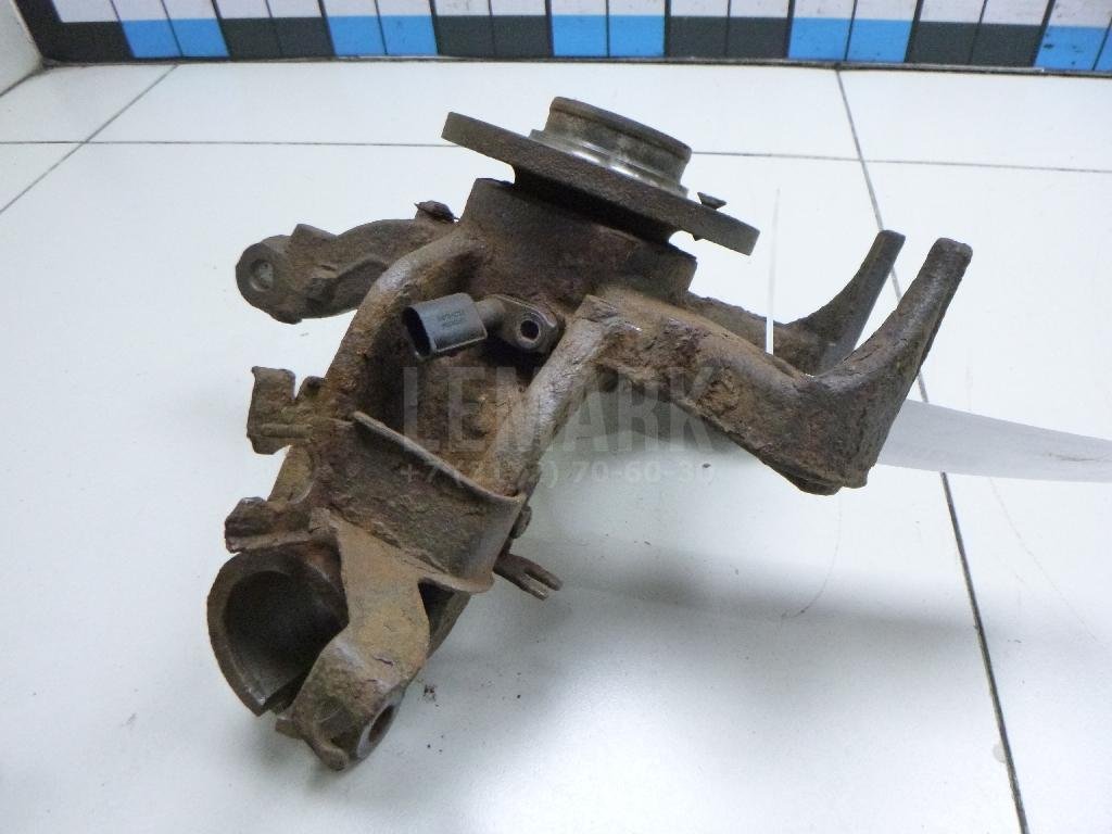 Кулак поворотный передний левый