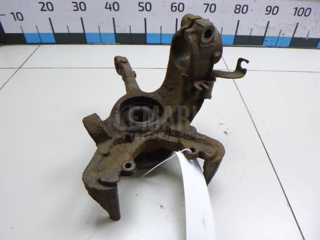 Кулак поворотный передний левый