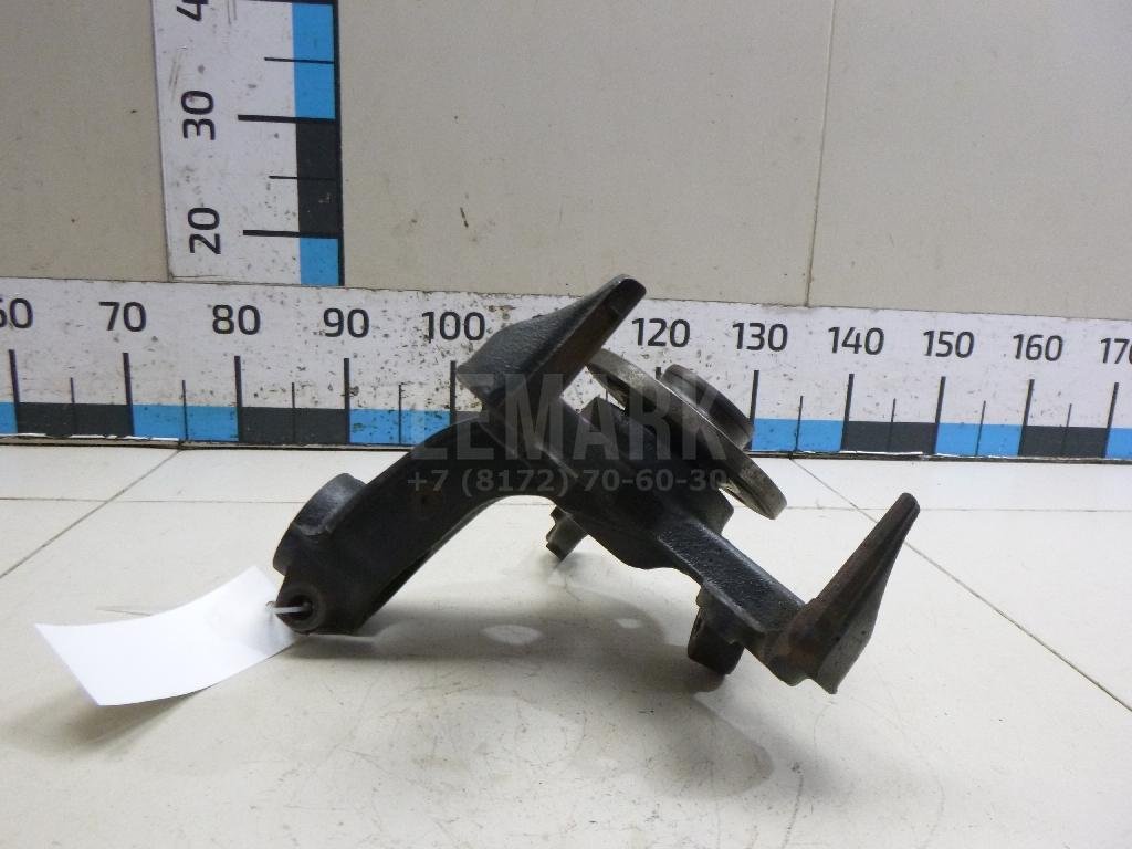Кулак поворотный передний левый