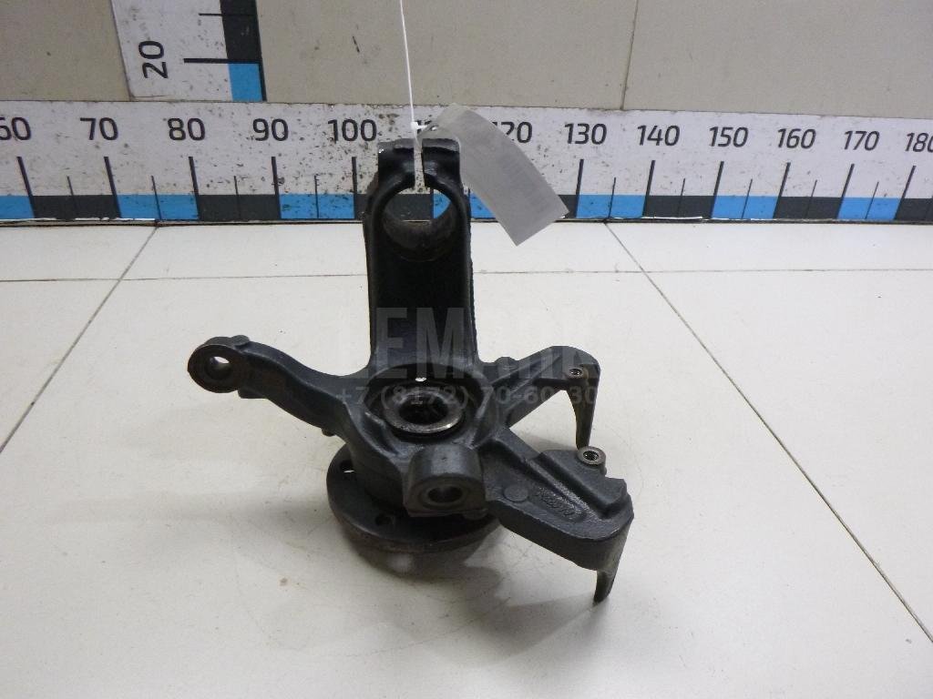 Кулак поворотный передний левый