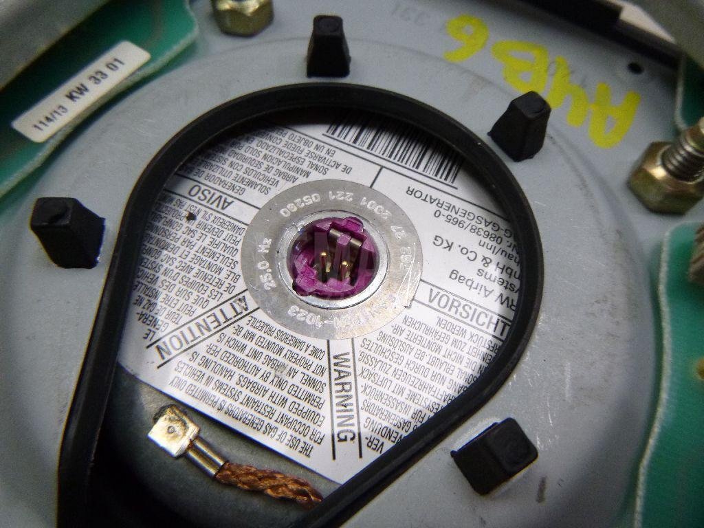 Подушка безопасности в рулевое колесо