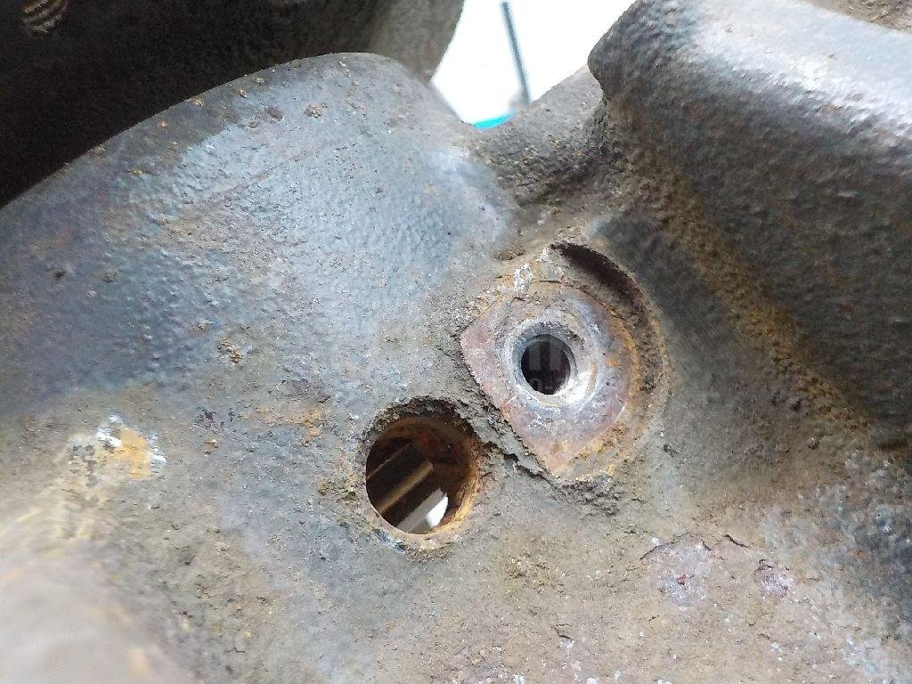 Кулак поворотный передний левый