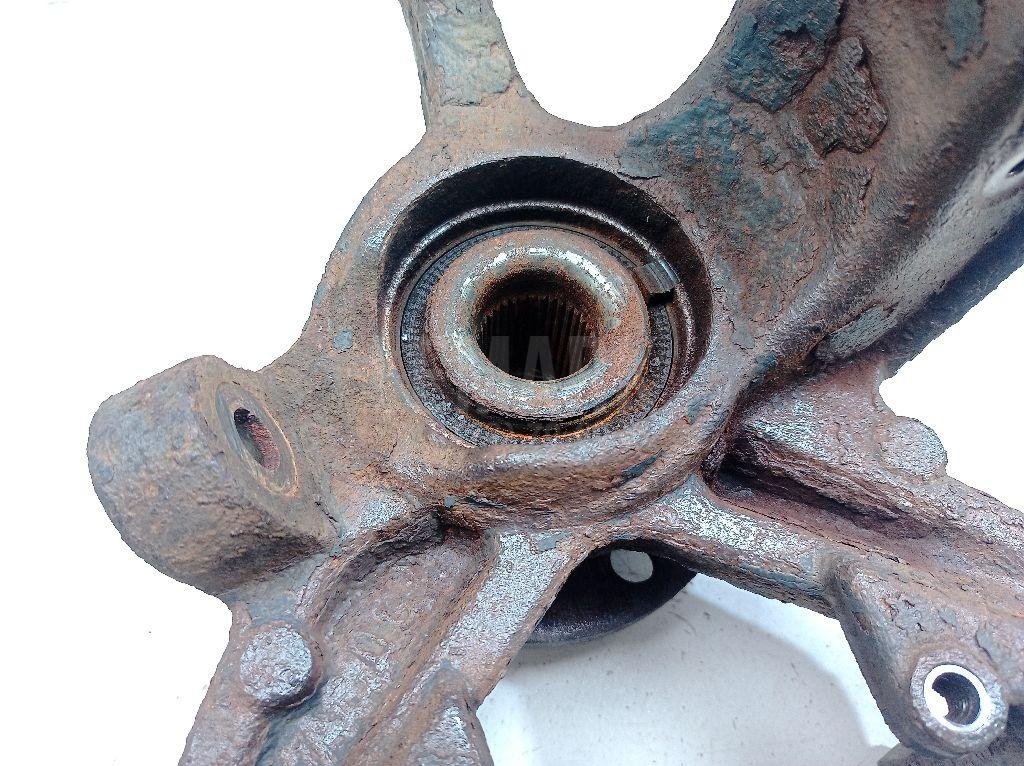 Кулак поворотный передний левый