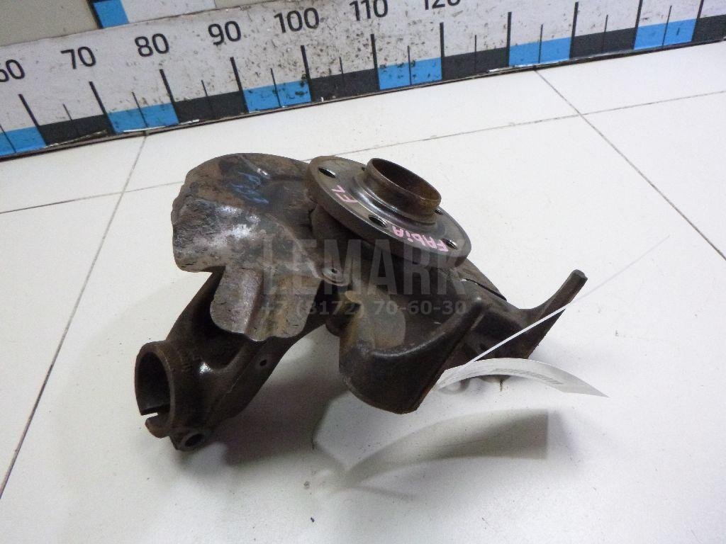 Кулак поворотный передний левый