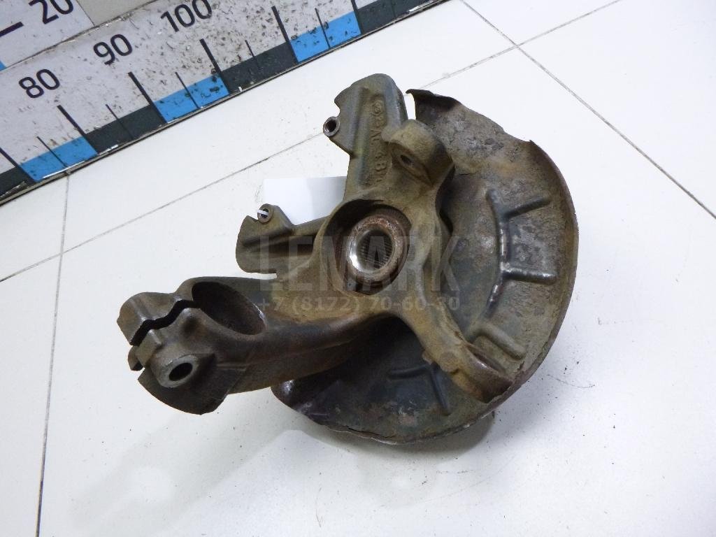 Кулак поворотный передний левый