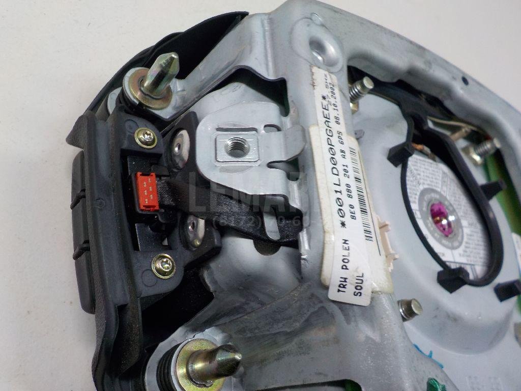 Подушка безопасности в рулевое колесо