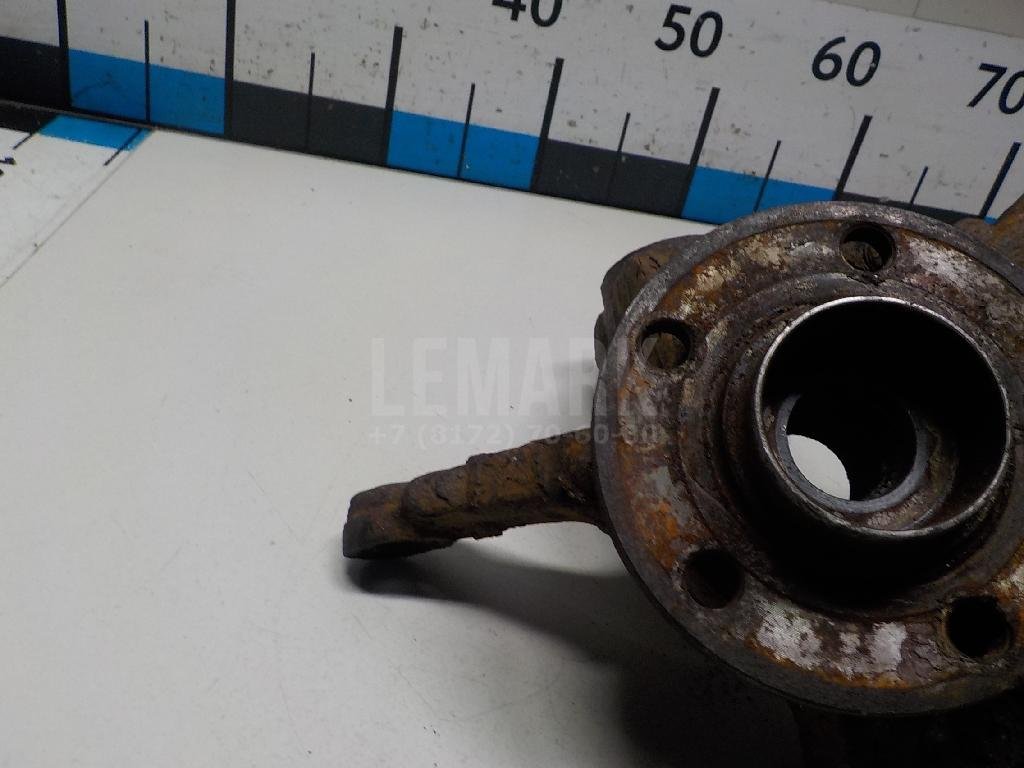 Кулак поворотный передний правый