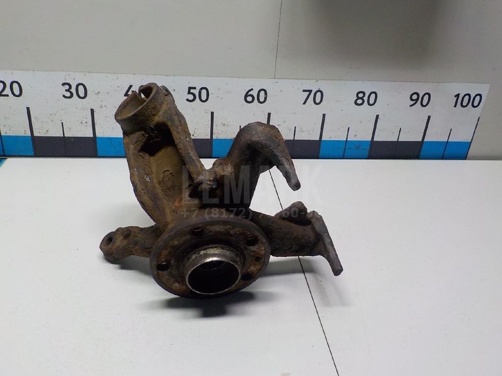 Кулак поворотный передний правый