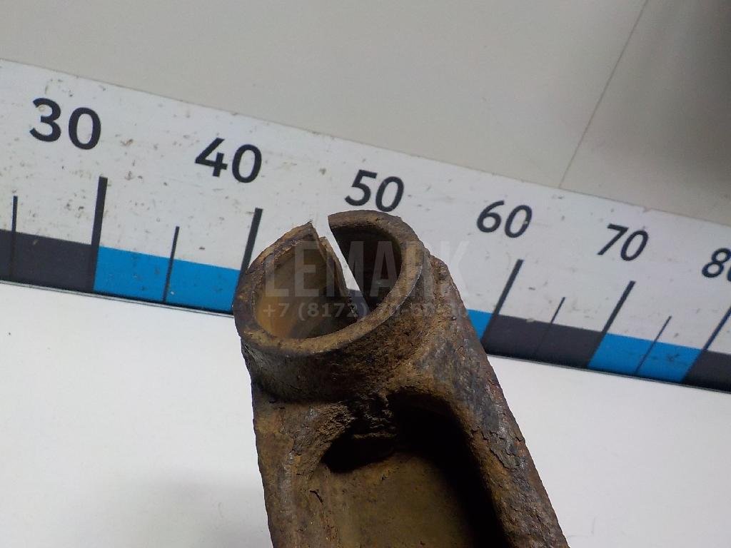 Кулак поворотный передний правый