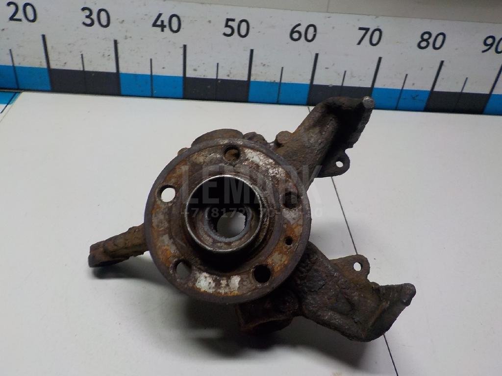 Кулак поворотный передний правый