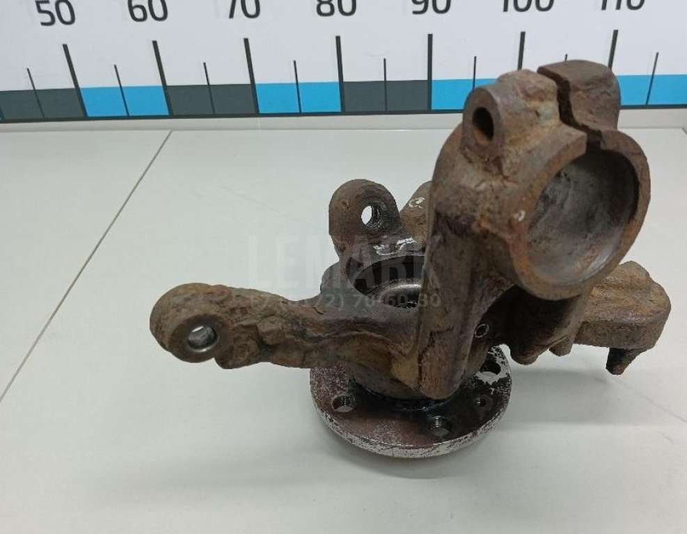 Кулак поворотный передний правый