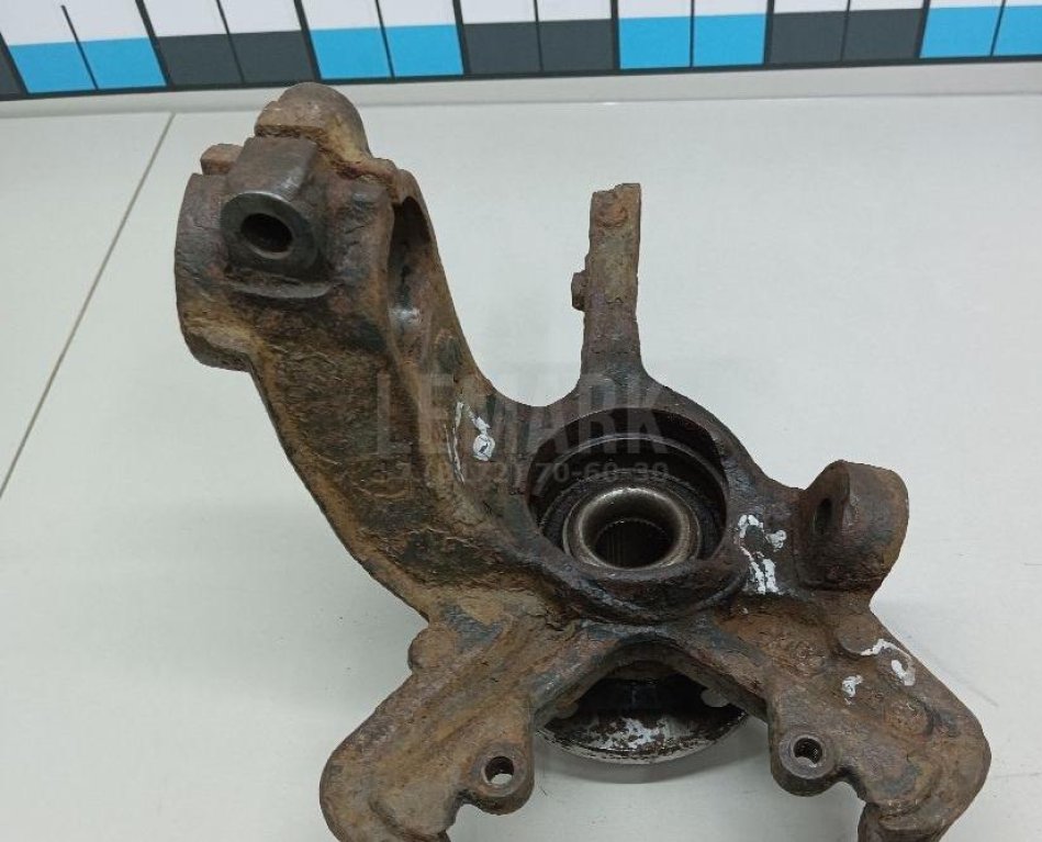 Кулак поворотный передний правый