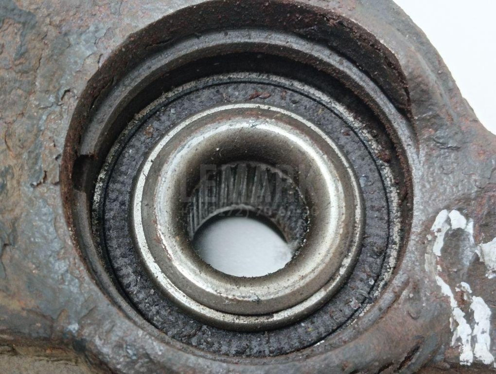 Кулак поворотный передний правый