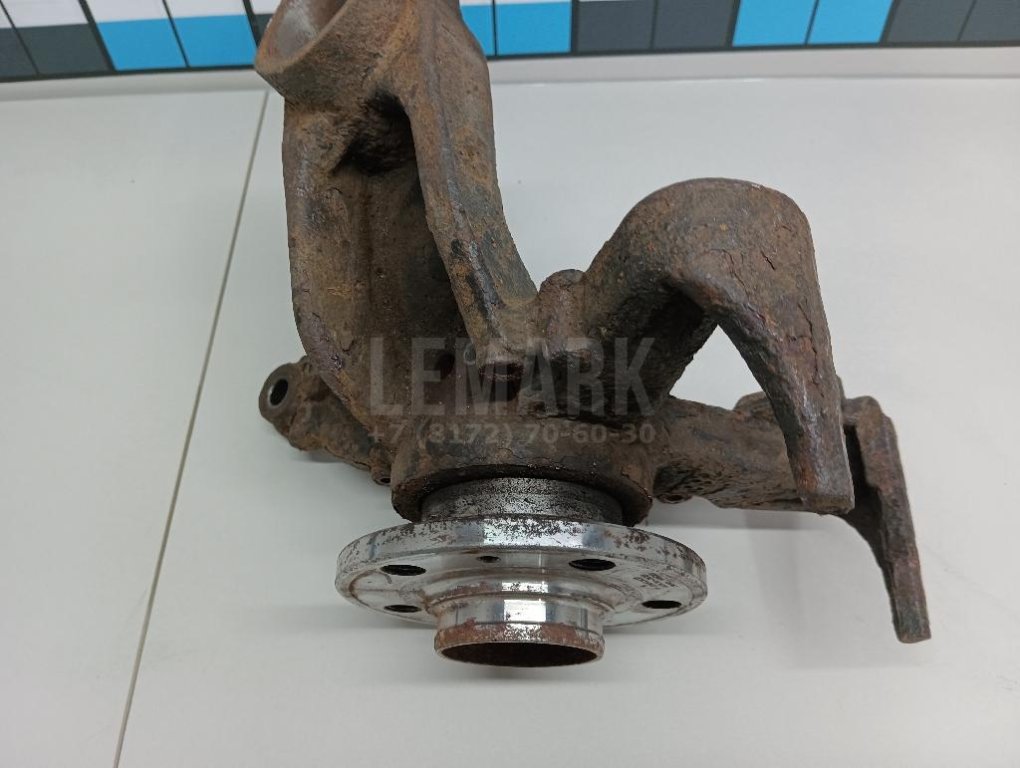 Кулак поворотный передний правый