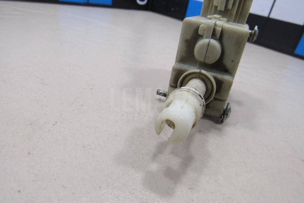 Активатор замка крышки бензобака