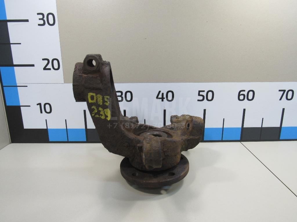 Кулак поворотный передний левый