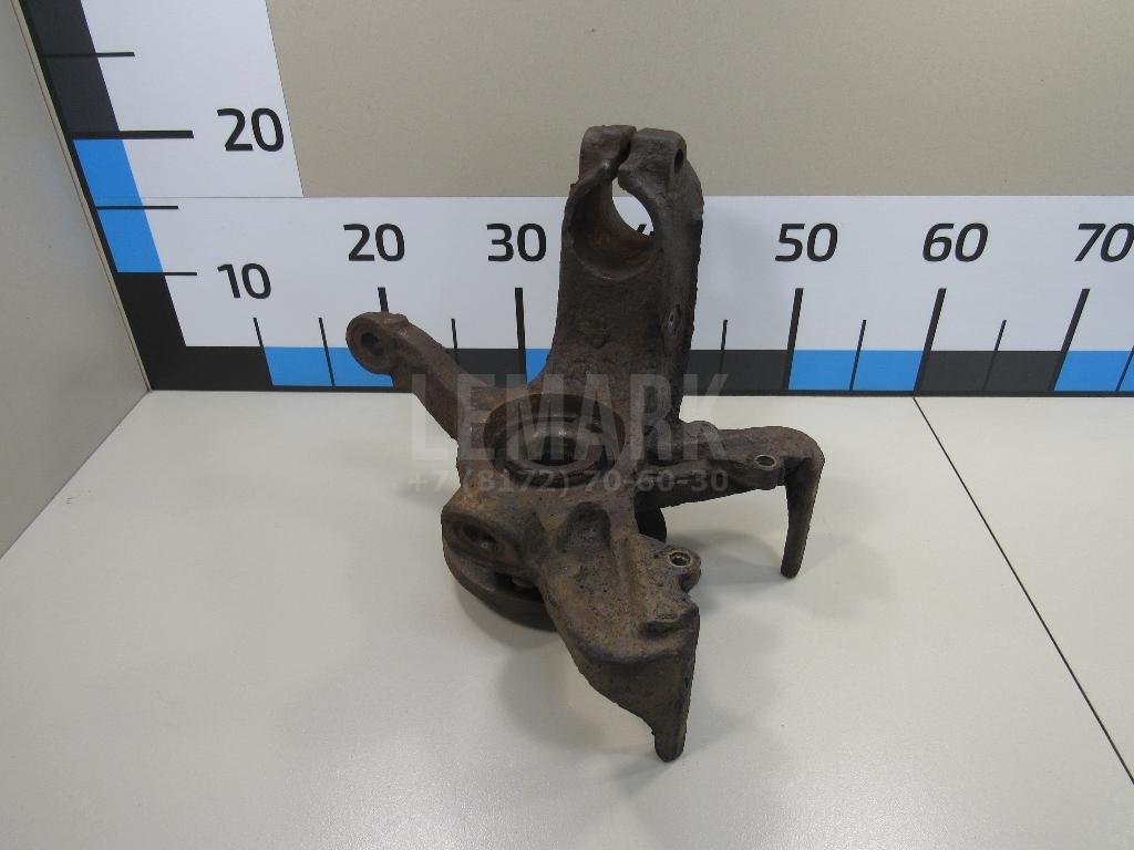 Кулак поворотный передний левый