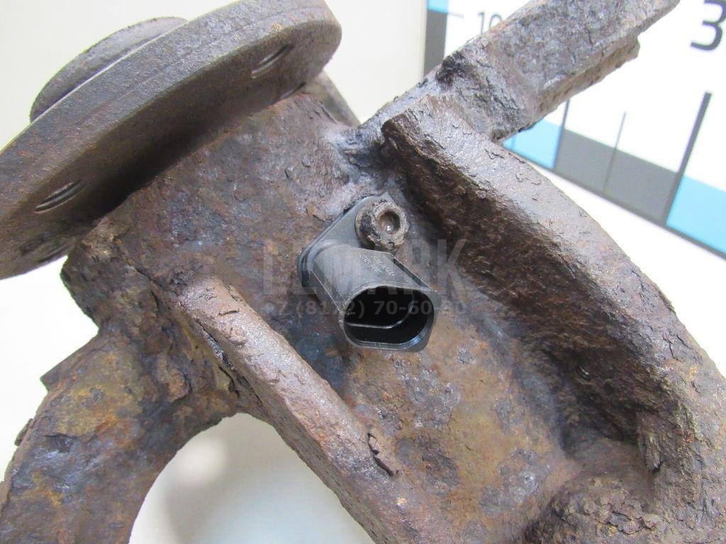 Кулак поворотный передний левый
