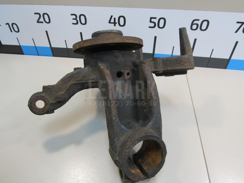 Кулак поворотный передний левый