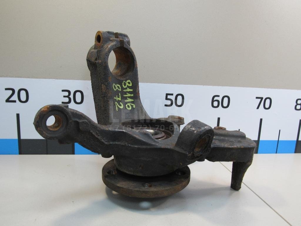 Кулак поворотный передний левый