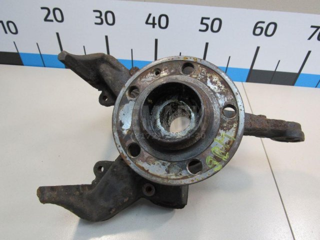 Кулак поворотный передний левый