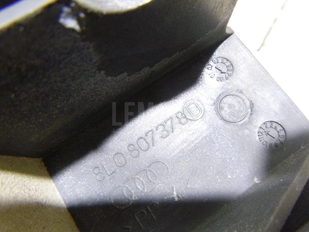 Направляющая заднего бампера правая