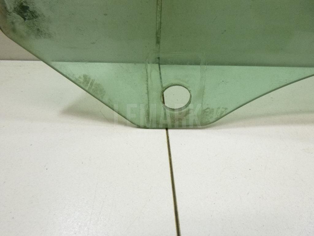 Стекло двери передней правой