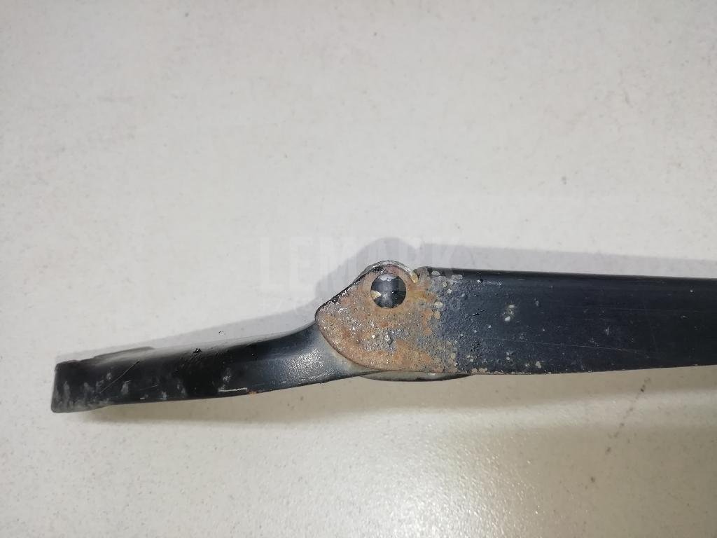 Поводок стеклоочистителя передний правый